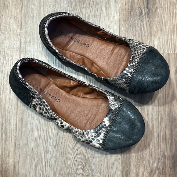 Lucky Brand Snakeskin leather zipper accented ballet flats. Size 7 - Picture 5 of 8
